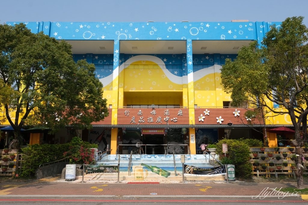 苗栗竹南｜竹南啤酒廠，草地上超大啤酒裝置藝術，還有免費台啤可以試喝 @飛天璇的口袋