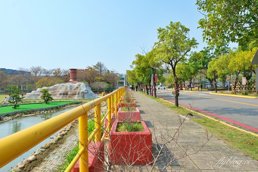 苗栗竹南｜竹南啤酒廠，草地上超大啤酒裝置藝術，還有免費台啤可以試喝 @飛天璇的口袋