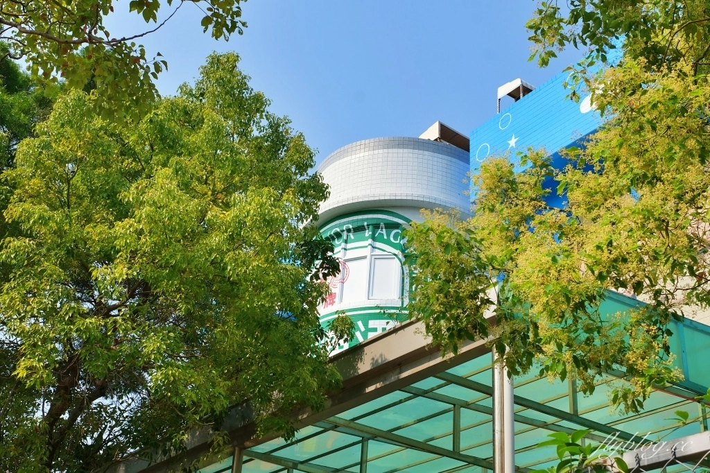 苗栗竹南｜竹南啤酒廠，草地上超大啤酒裝置藝術，還有免費台啤可以試喝 @飛天璇的口袋