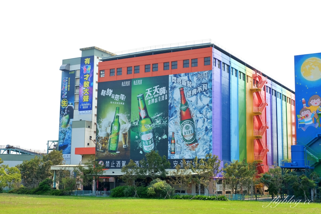 苗栗竹南｜竹南啤酒廠，草地上超大啤酒裝置藝術，還有免費台啤可以試喝 @飛天璇的口袋