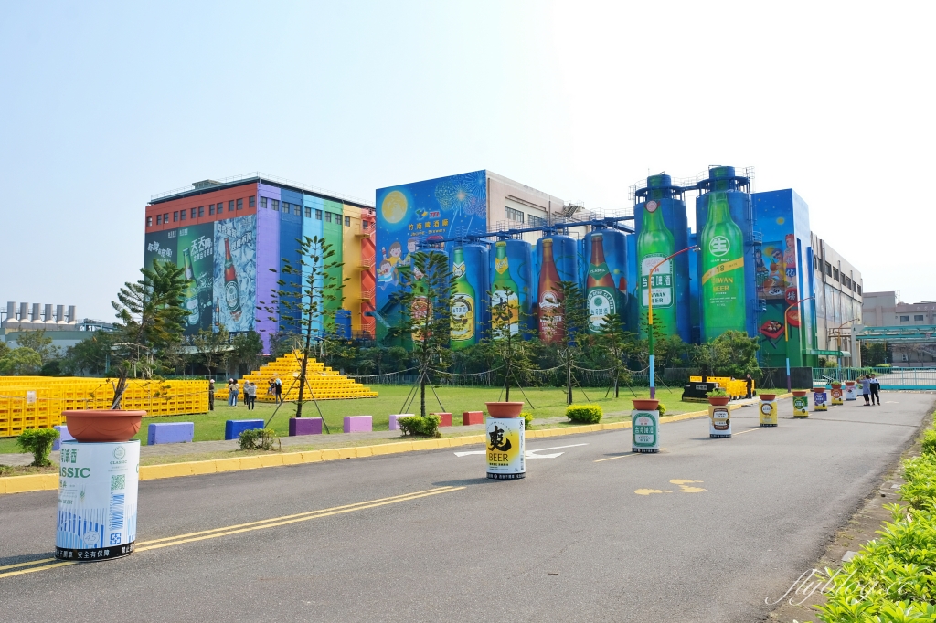 苗栗竹南｜竹南啤酒廠，草地上超大啤酒裝置藝術，還有免費台啤可以試喝 @飛天璇的口袋