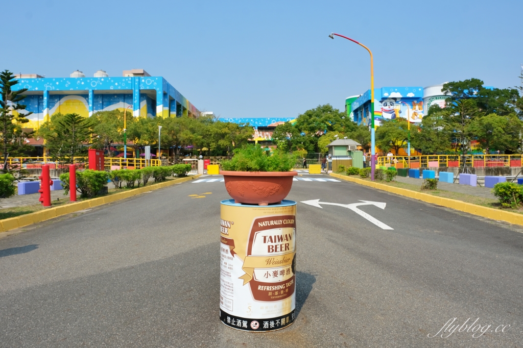 苗栗竹南｜竹南啤酒廠，草地上超大啤酒裝置藝術，還有免費台啤可以試喝 @飛天璇的口袋