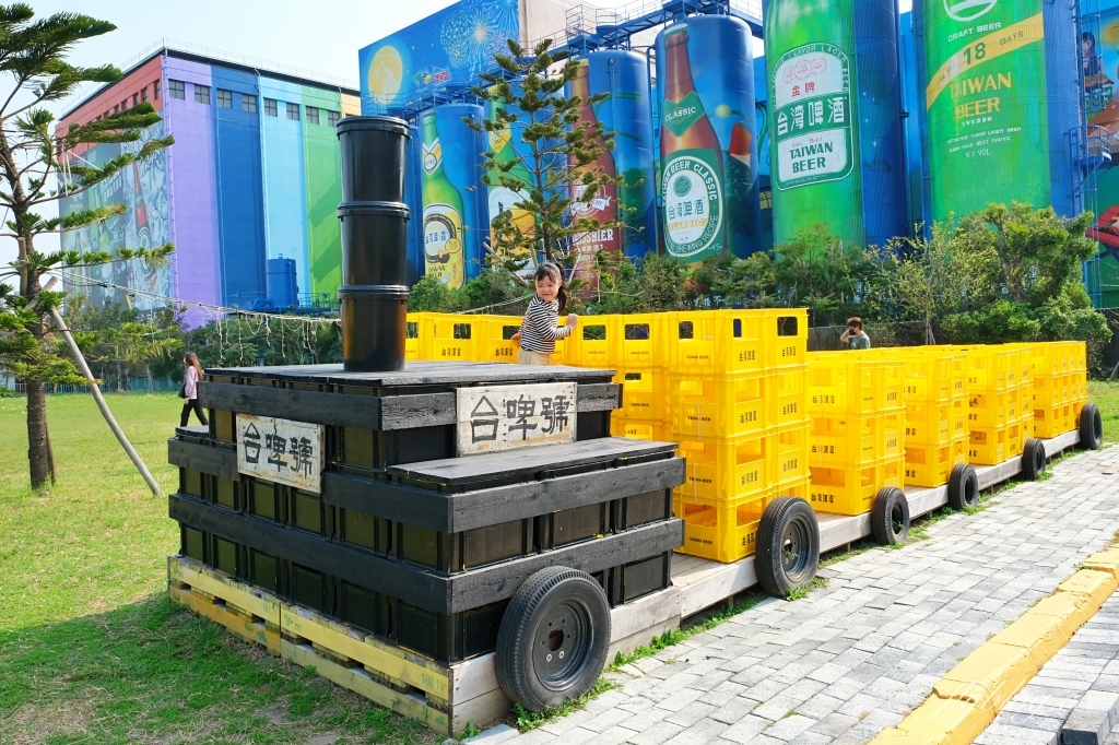 苗栗竹南｜竹南啤酒廠，草地上超大啤酒裝置藝術，還有免費台啤可以試喝 @飛天璇的口袋