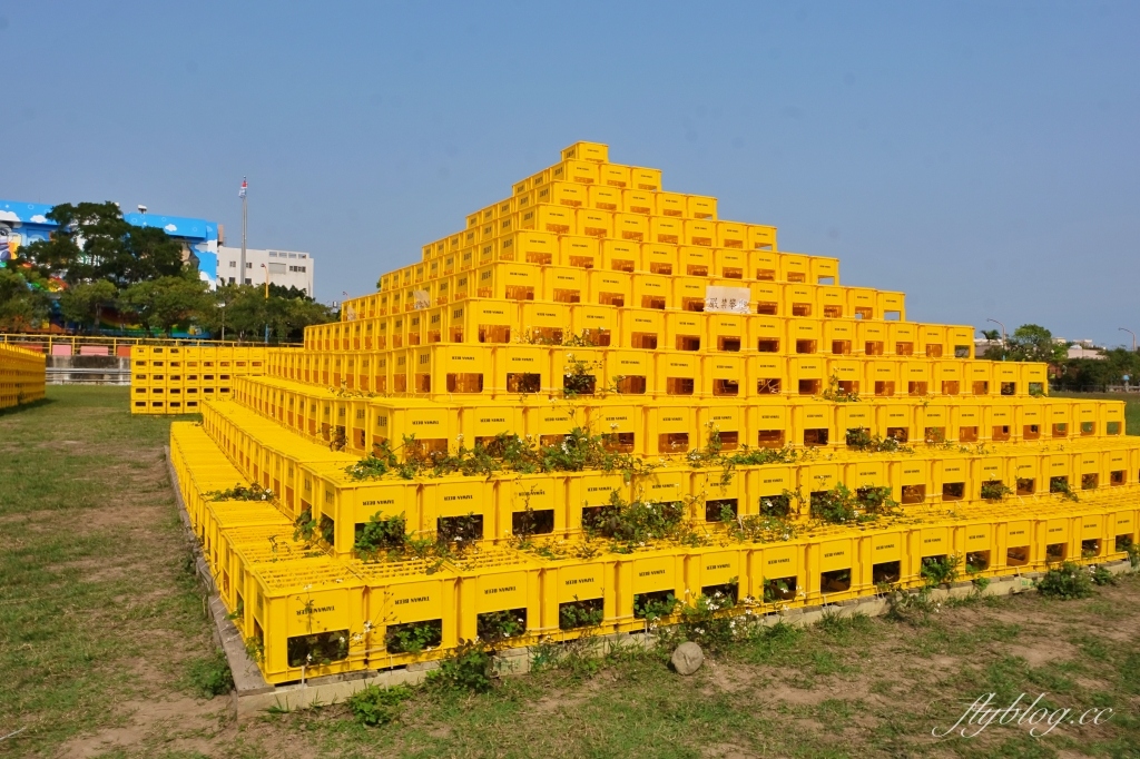 苗栗竹南｜竹南啤酒廠，草地上超大啤酒裝置藝術，還有免費台啤可以試喝 @飛天璇的口袋