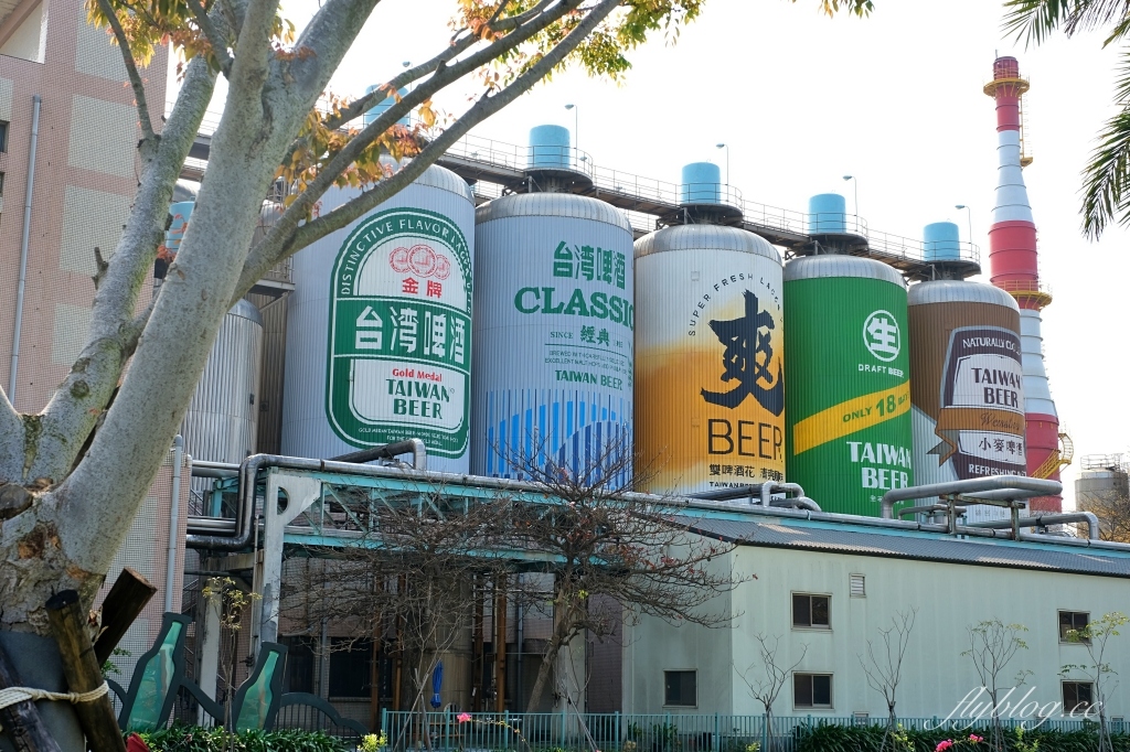 苗栗竹南｜竹南啤酒廠，草地上超大啤酒裝置藝術，還有免費台啤可以試喝 @飛天璇的口袋