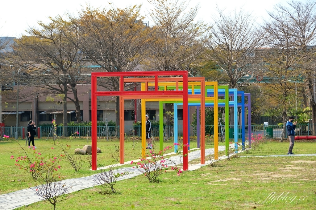 苗栗竹南｜竹南啤酒廠，草地上超大啤酒裝置藝術，還有免費台啤可以試喝 @飛天璇的口袋