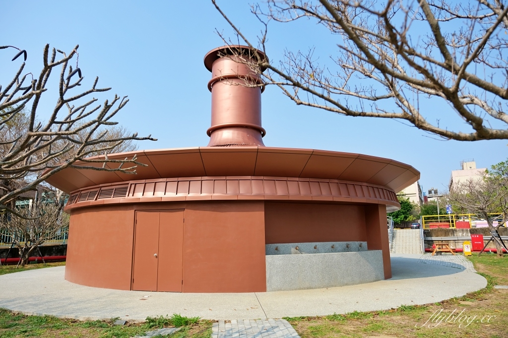 苗栗竹南｜竹南啤酒廠，草地上超大啤酒裝置藝術，還有免費台啤可以試喝 @飛天璇的口袋