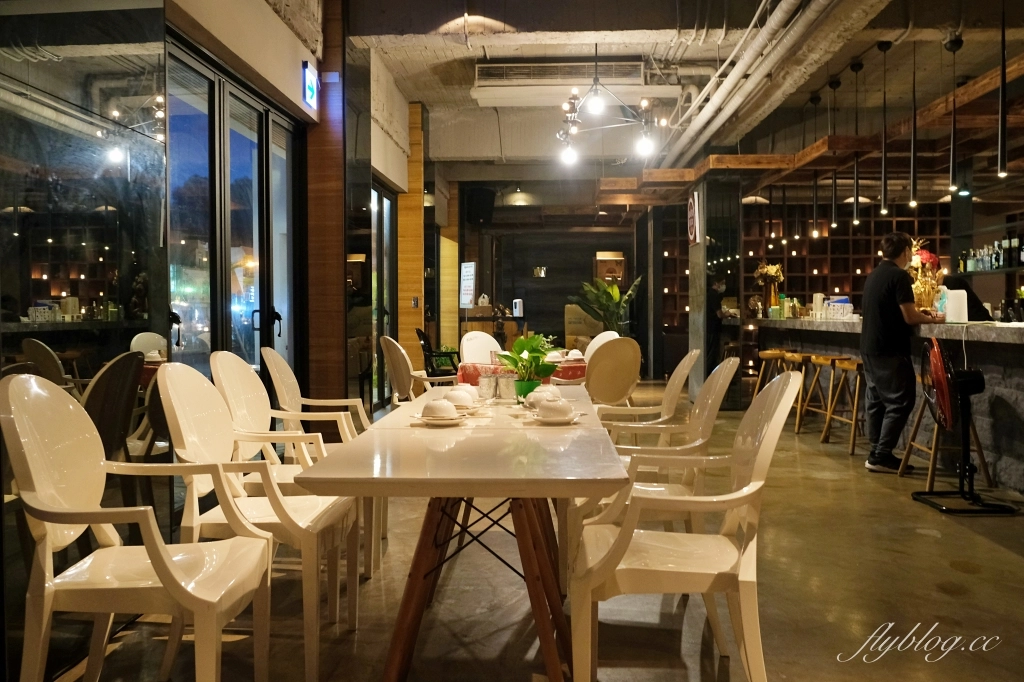 曼波泰式餐廳｜墾丁大街上的人氣美食餐廳，Google評價4.1顆星的泰式料理 @飛天璇的口袋