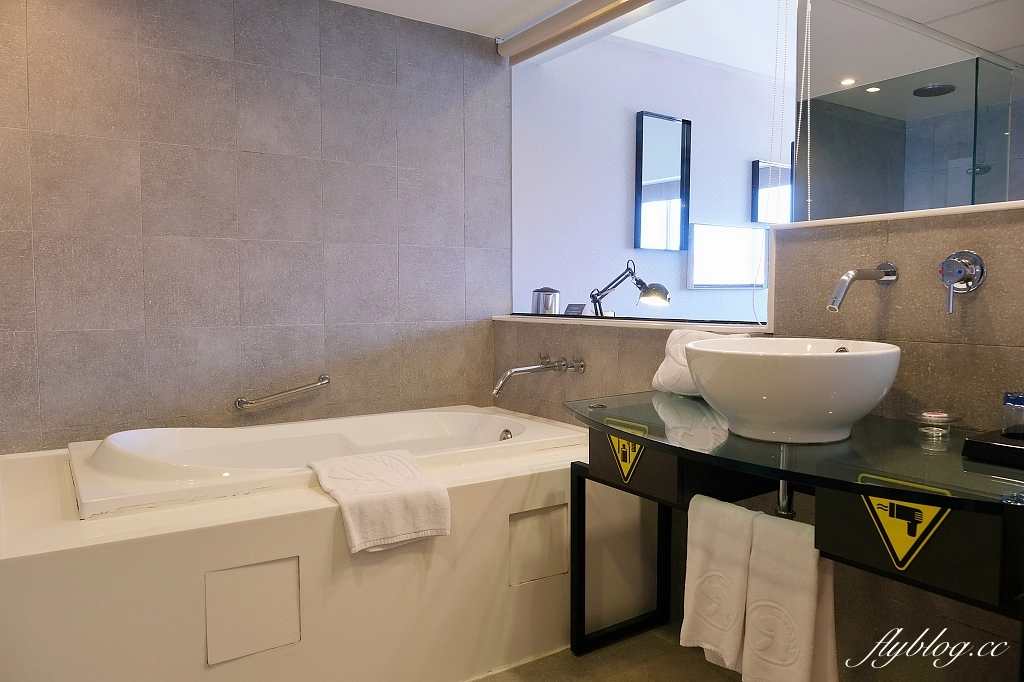 台北中正｜台北凱撒大飯店，台北車站正對面，樓下就是捷運站，交通便利美食林立 @飛天璇的口袋