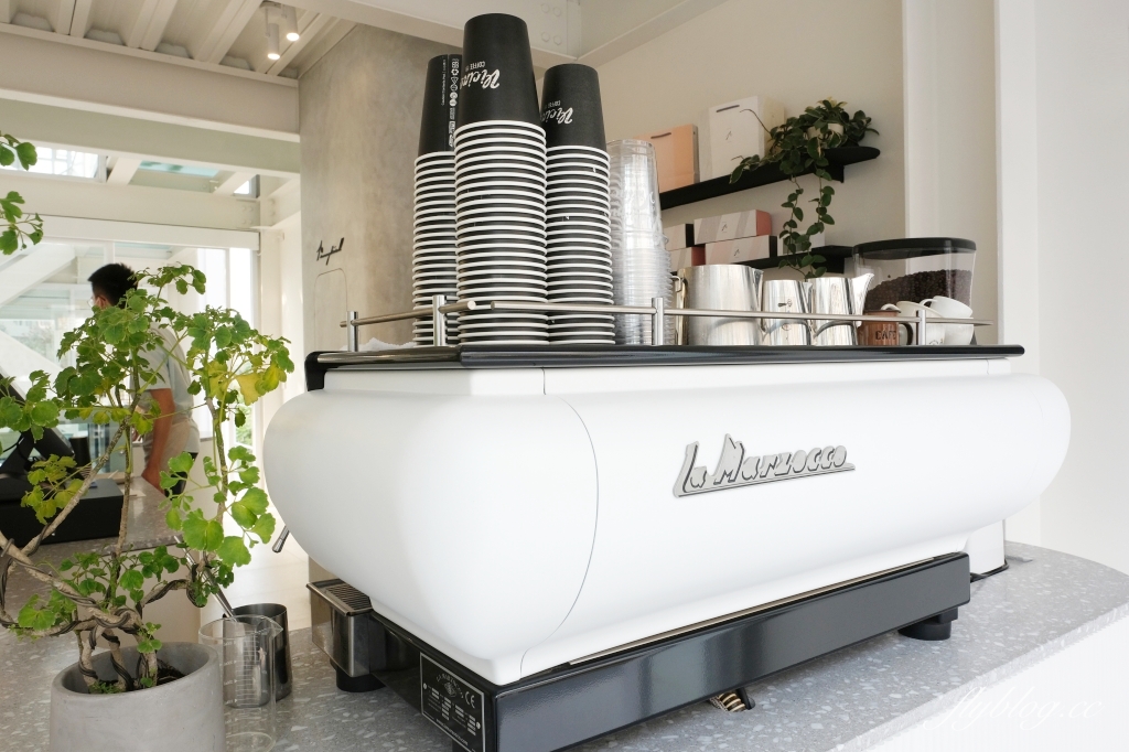 沐光樹手感蛋糕捲專賣店｜彰化秀水純白落地窗唯美咖啡館，不只是網美店咖啡和甜點也很有水準 @飛天璇的口袋