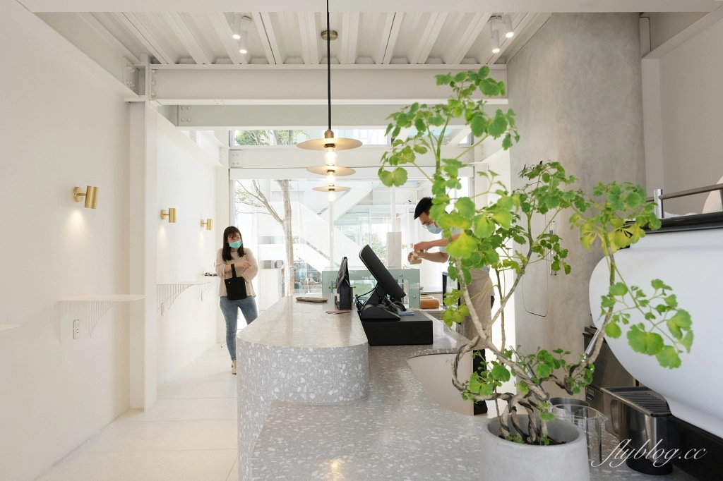 沐光樹手感蛋糕捲專賣店｜彰化秀水純白落地窗唯美咖啡館，不只是網美店咖啡和甜點也很有水準 @飛天璇的口袋