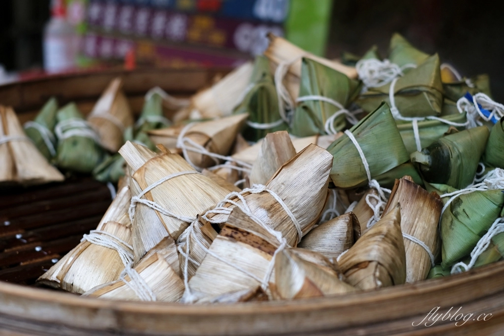 新竹橫山｜羅媽媽野薑花粽｜內灣車站前的野薑花粽專賣店，老闆超大方直接送一顆試吃 @飛天璇的口袋