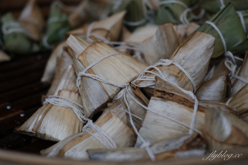 新竹橫山｜羅媽媽野薑花粽｜內灣車站前的野薑花粽專賣店，老闆超大方直接送一顆試吃 @飛天璇的口袋