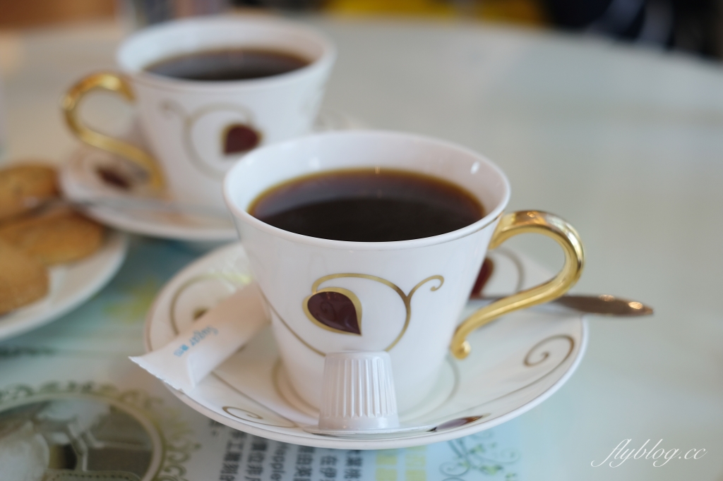 進昌咖啡烘焙館｜座落於大村田野間的巴洛克建築，在浪漫的黃色城堡喝咖啡 @飛天璇的口袋