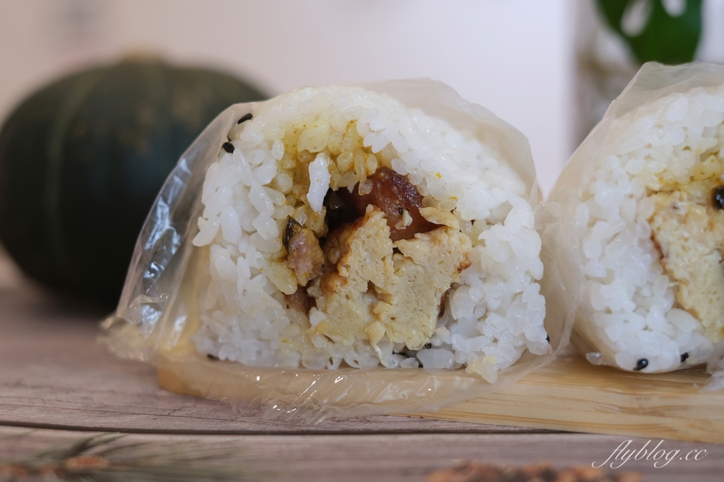 台中西屯｜青海路日式飯糰吐司，還有少見的厚蛋、卜肉和鮭魚口味 @飛天璇的口袋