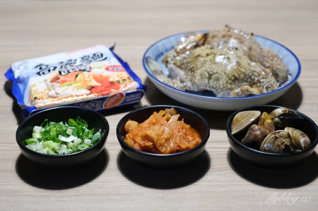 松葉蟹拉麵做法｜韓綜偶然成為社長招牌拉麵，加了趙寅成帥氣煮出來的螃蟹泡麵 @飛天璇的口袋