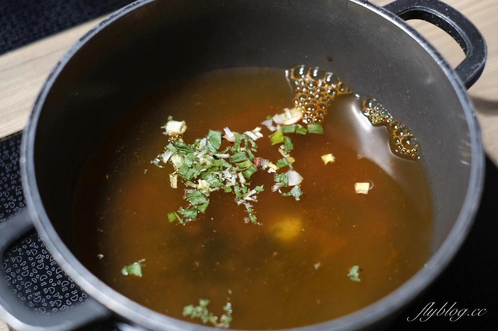 松葉蟹拉麵做法｜韓綜偶然成為社長招牌拉麵，加了趙寅成帥氣煮出來的螃蟹泡麵 @飛天璇的口袋