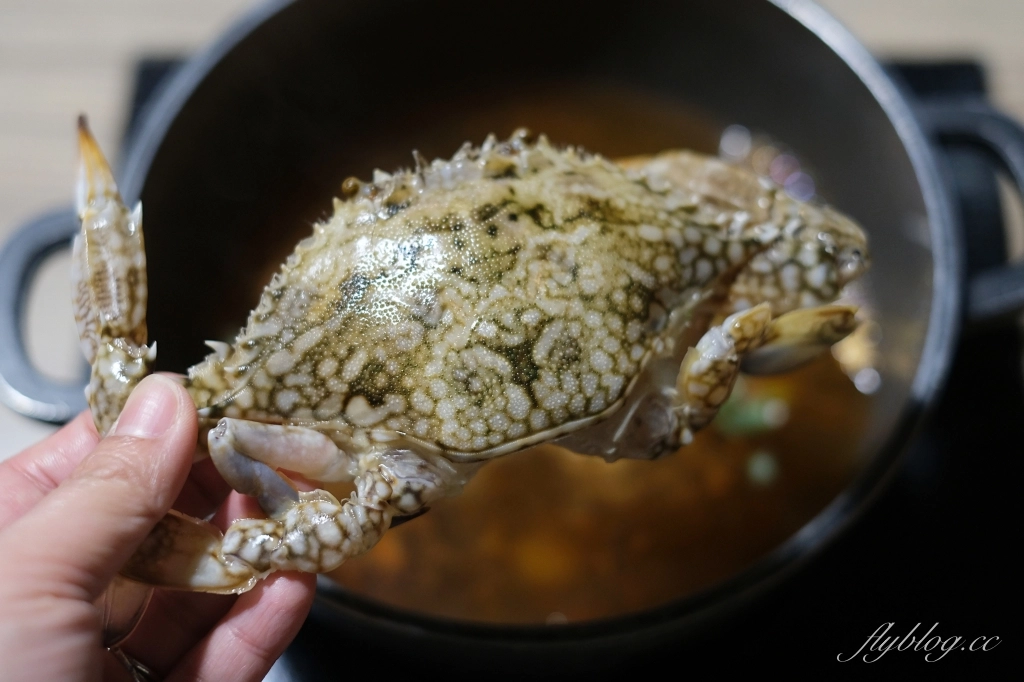 松葉蟹拉麵做法｜韓綜偶然成為社長招牌拉麵，加了趙寅成帥氣煮出來的螃蟹泡麵 @飛天璇的口袋