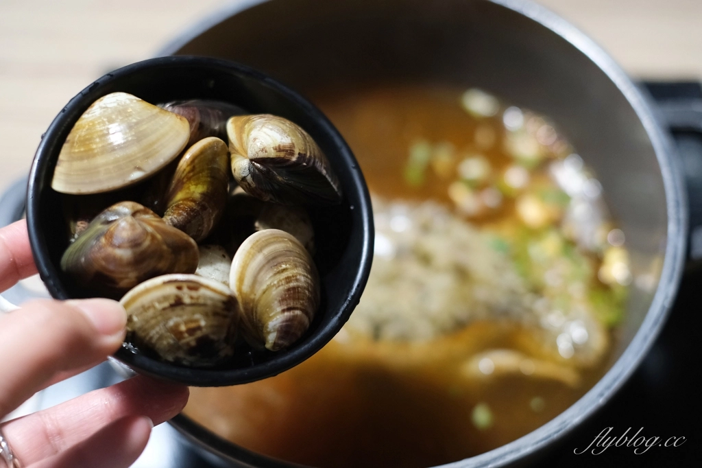 松葉蟹拉麵做法｜韓綜偶然成為社長招牌拉麵，加了趙寅成帥氣煮出來的螃蟹泡麵 @飛天璇的口袋