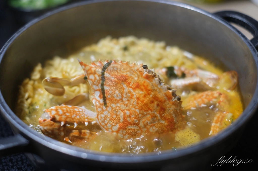 松葉蟹拉麵做法｜韓綜偶然成為社長招牌拉麵，加了趙寅成帥氣煮出來的螃蟹泡麵 @飛天璇的口袋