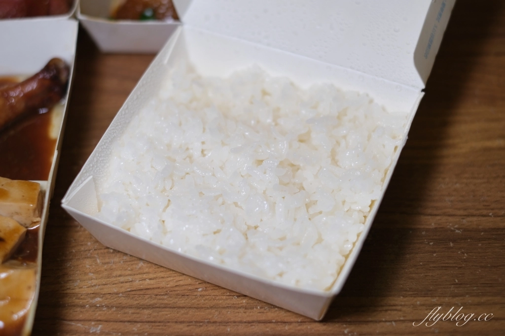 台中西屯｜食為大港式燒臘，浮誇系便當！料多到白飯都裝不下的，西屯路超人氣燒臘便當 @飛天璇的口袋