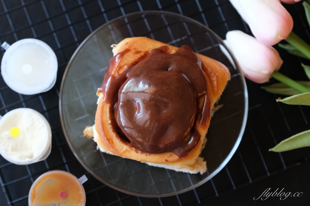 台北松山｜Miss V Bakery，蘋果日報評比肉桂捲冠軍，季節限定手工鐵盒餅乾，最愛的惡魔巧克力蛋糕 @飛天璇的口袋