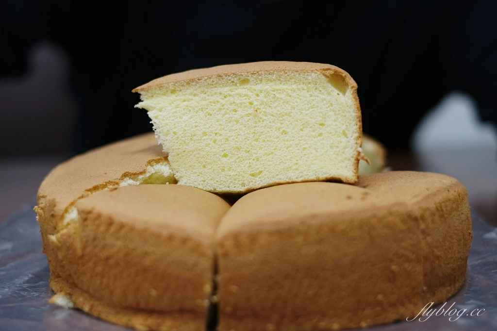 台中西區｜滋養蛋糕烘焙坊．向上市場45年歷史的古早味蛋糕，百元有找的銅板美食 @飛天璇的口袋