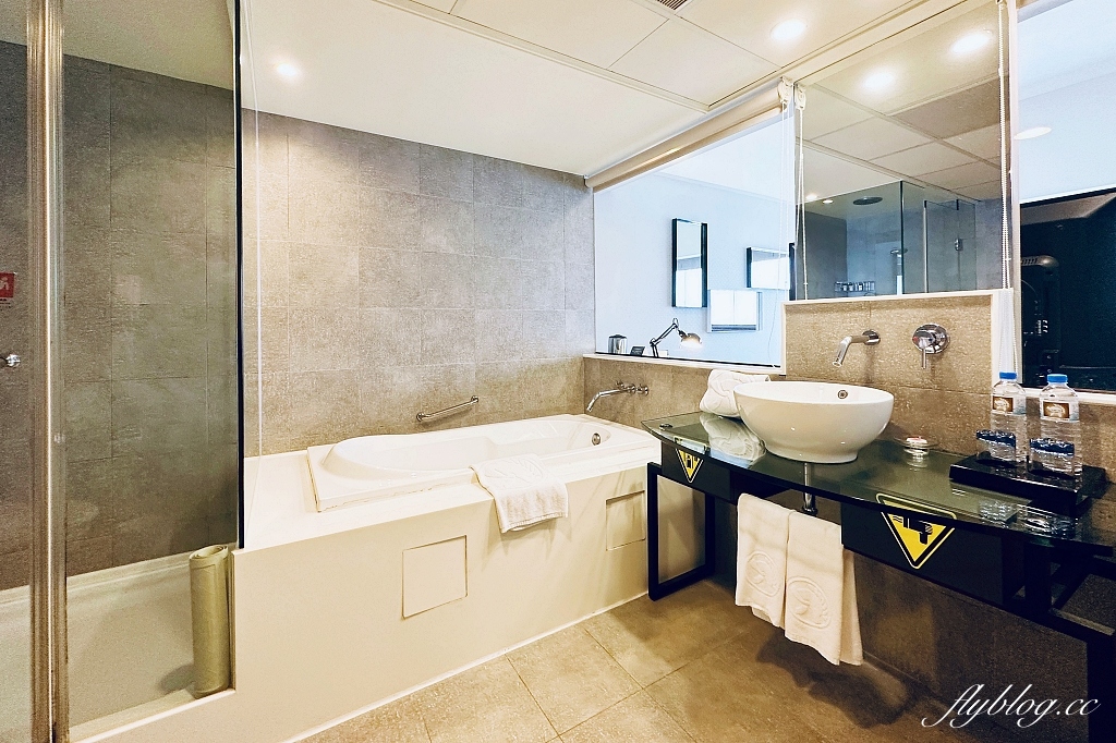 台北中正｜台北凱撒大飯店，台北車站正對面，樓下就是捷運站，交通便利美食林立 @飛天璇的口袋