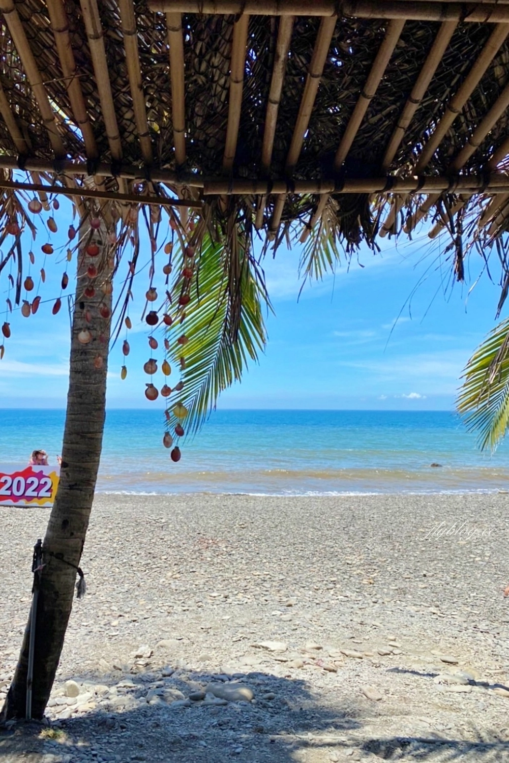 屏東枋山｜品味軒休息站，前往墾丁路上的免費休息站，屏鵝公路上的網美景點，天空之鏡、網美鞦韆、椰林草屋 @飛天璇的口袋