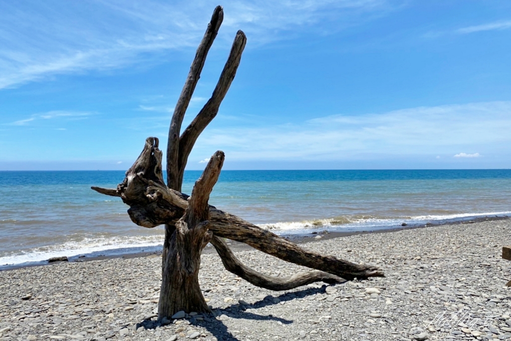 屏東枋山｜品味軒休息站，前往墾丁路上的免費休息站，屏鵝公路上的網美景點，天空之鏡、網美鞦韆、椰林草屋 @飛天璇的口袋