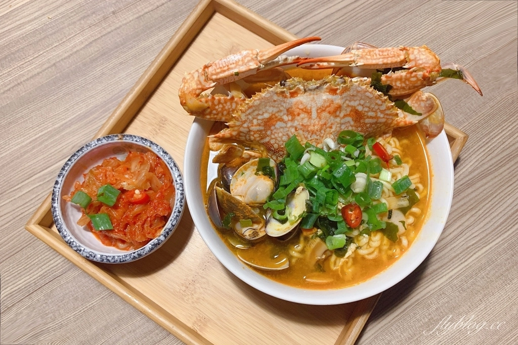 松葉蟹拉麵做法｜韓綜偶然成為社長招牌拉麵，加了趙寅成帥氣煮出來的螃蟹泡麵 @飛天璇的口袋