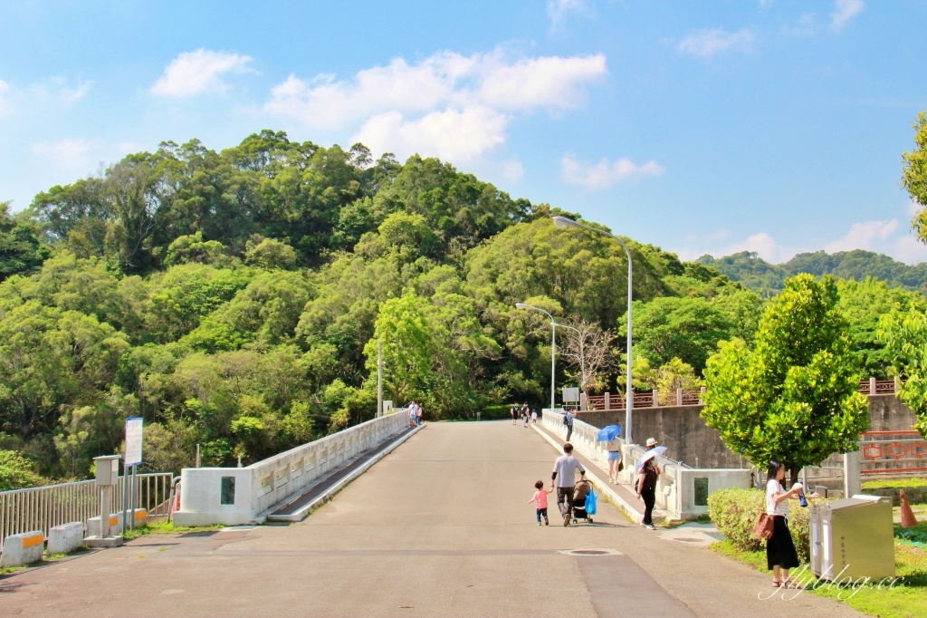 苗栗三義｜三義鯉魚潭水庫．遠眺寬闊療癒的湖光山色，全台唯一個鋸齒狀堰溢洪道 @飛天璇的口袋