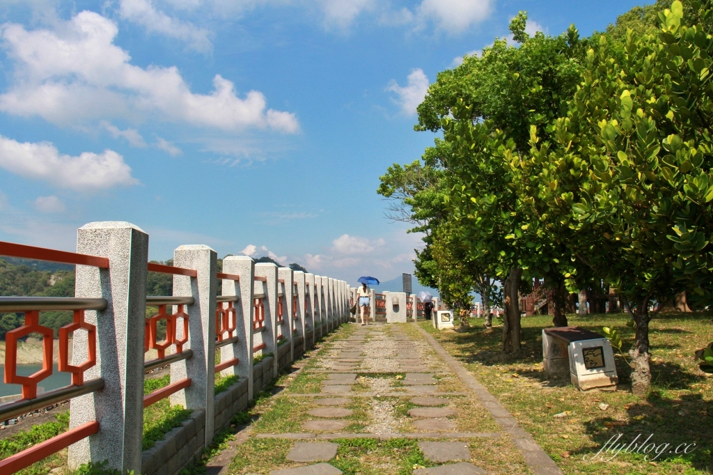 苗栗三義｜三義鯉魚潭水庫．遠眺寬闊療癒的湖光山色，全台唯一個鋸齒狀堰溢洪道 @飛天璇的口袋