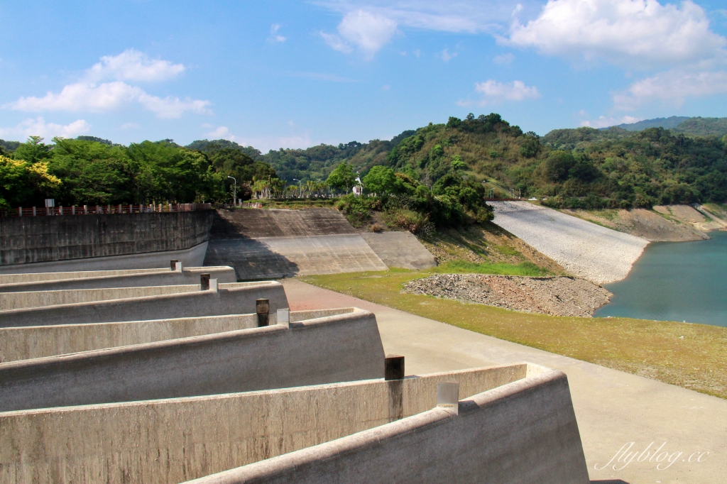 苗栗三義｜三義鯉魚潭水庫．遠眺寬闊療癒的湖光山色，全台唯一個鋸齒狀堰溢洪道 @飛天璇的口袋