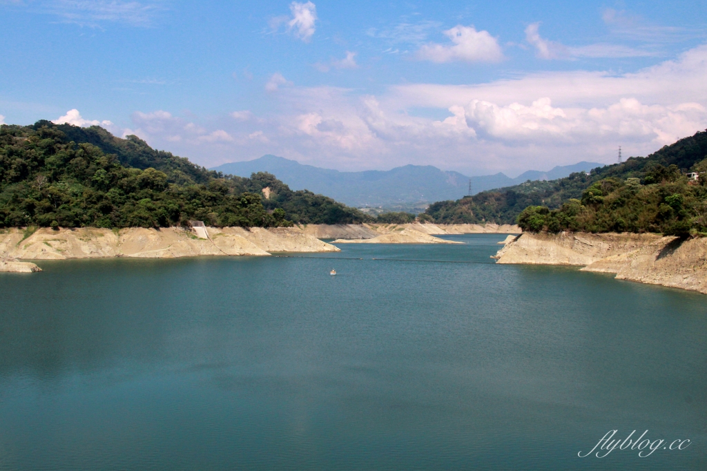 苗栗三義｜三義鯉魚潭水庫．遠眺寬闊療癒的湖光山色，全台唯一個鋸齒狀堰溢洪道 @飛天璇的口袋