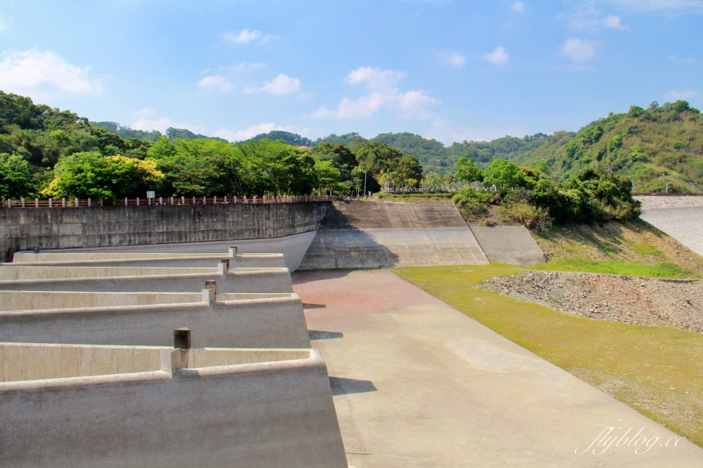 苗栗三義｜三義鯉魚潭水庫．遠眺寬闊療癒的湖光山色，全台唯一個鋸齒狀堰溢洪道 @飛天璇的口袋