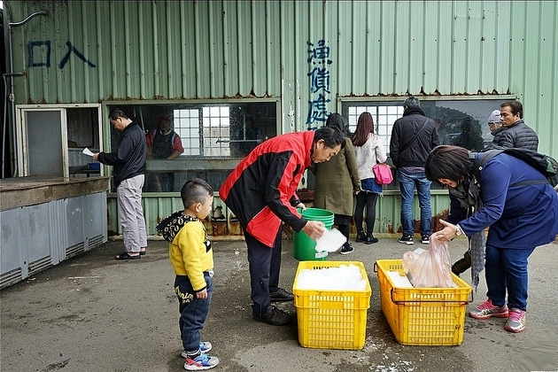 新竹香山｜明發定置漁場，現補新鮮漁獲拍賣現場，完全感受搶魚的樂趣 @飛天璇的口袋