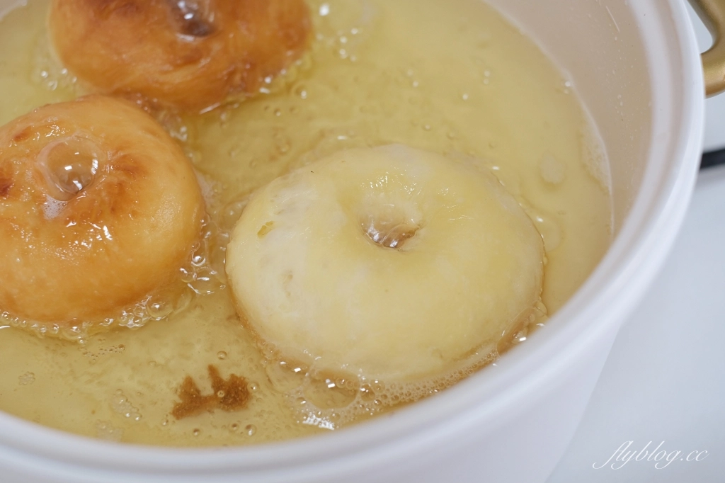 甜甜圈食譜｜沙士甜甜圈｜免攪拌機免揉麵糰，用黑松沙士做甜甜圈更方便省時 @飛天璇的口袋