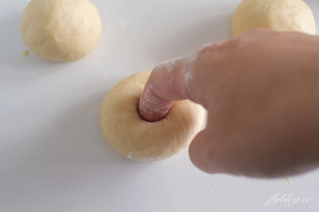 甜甜圈食譜｜沙士甜甜圈｜免攪拌機免揉麵糰，用黑松沙士做甜甜圈更方便省時 @飛天璇的口袋