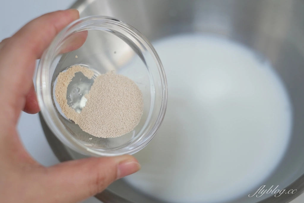 麵包食譜｜牛奶小餐包做法｜免攪拌機免手揉的牛奶小餐包，軟嫩拉絲超好吃 @飛天璇的口袋