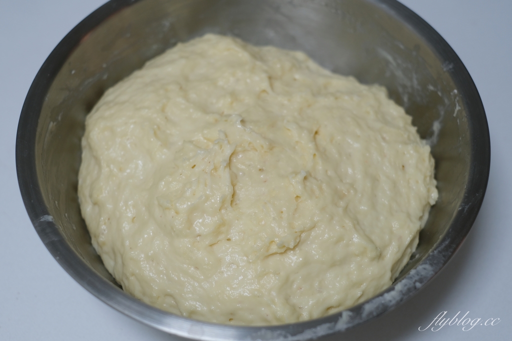 麵包食譜｜牛奶小餐包做法｜免攪拌機免手揉的牛奶小餐包，軟嫩拉絲超好吃 @飛天璇的口袋