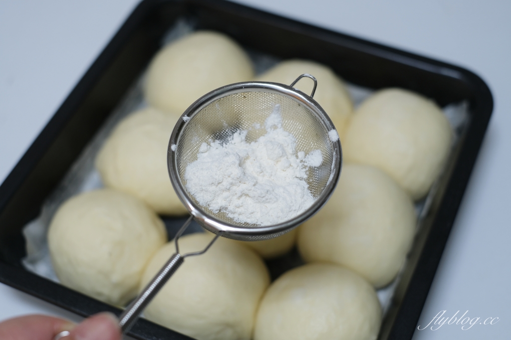 麵包食譜｜牛奶小餐包做法｜免攪拌機免手揉的牛奶小餐包，軟嫩拉絲超好吃 @飛天璇的口袋