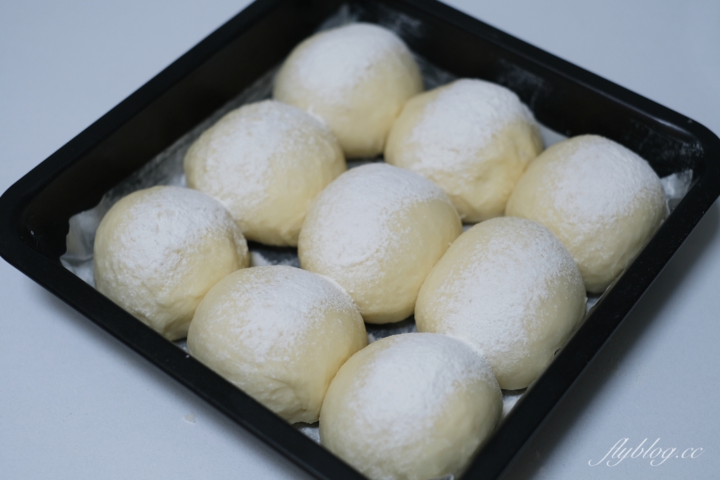 麵包食譜｜牛奶小餐包做法｜免攪拌機免手揉的牛奶小餐包，軟嫩拉絲超好吃 @飛天璇的口袋