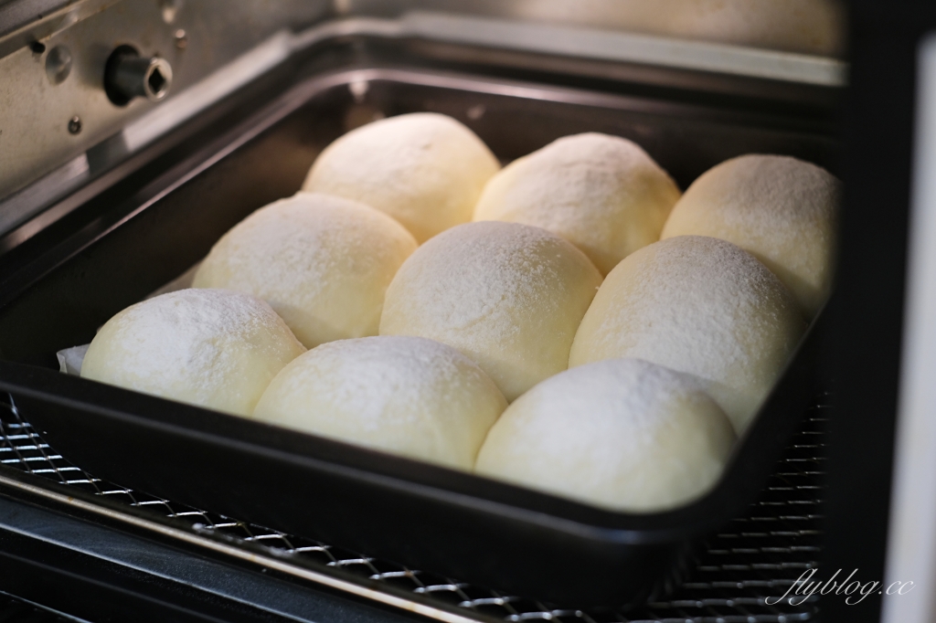 麵包食譜｜牛奶小餐包做法｜免攪拌機免手揉的牛奶小餐包，軟嫩拉絲超好吃 @飛天璇的口袋