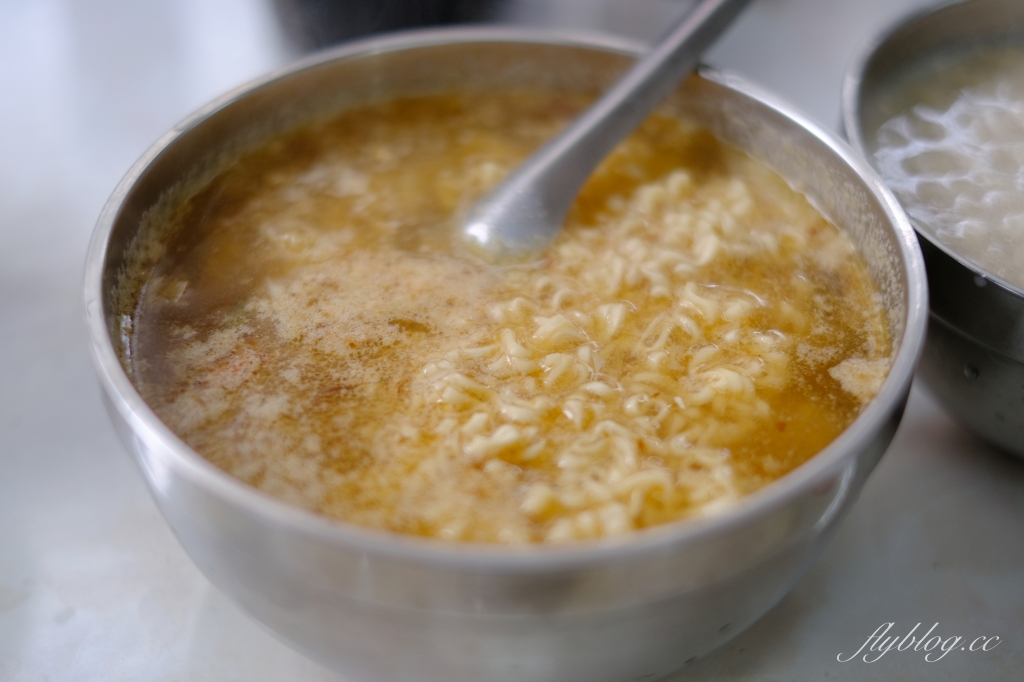 花蓮美食｜廟口紅茶，花蓮廟口50年鋼管紅茶，必吃經典台式早餐，台式馬卡龍伴手禮 @飛天璇的口袋