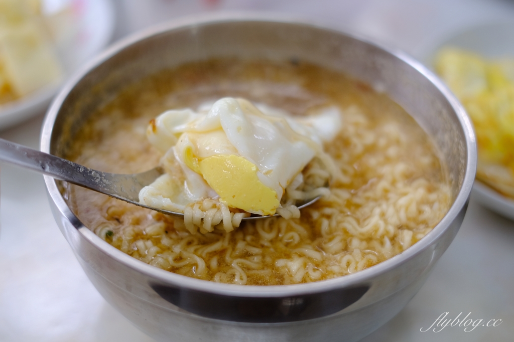 花蓮美食｜廟口紅茶，花蓮廟口50年鋼管紅茶，必吃經典台式早餐，台式馬卡龍伴手禮 @飛天璇的口袋