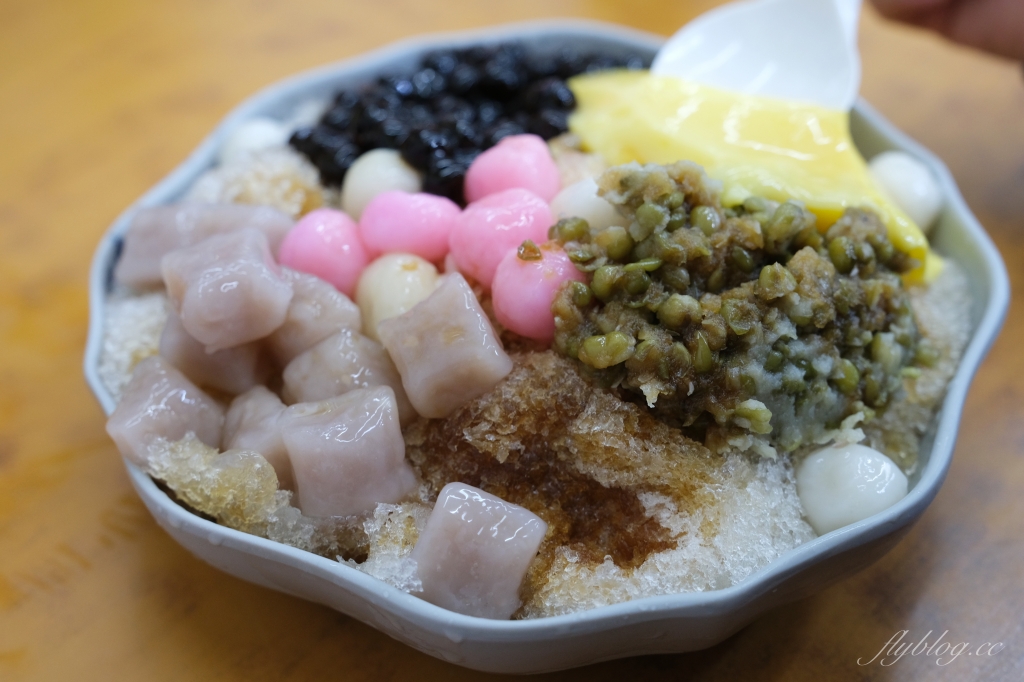 彰化北斗｜良古早味黑砂糖剉冰，一碗45元任意選五種配料，黑糖水任意加不用錢 @飛天璇的口袋