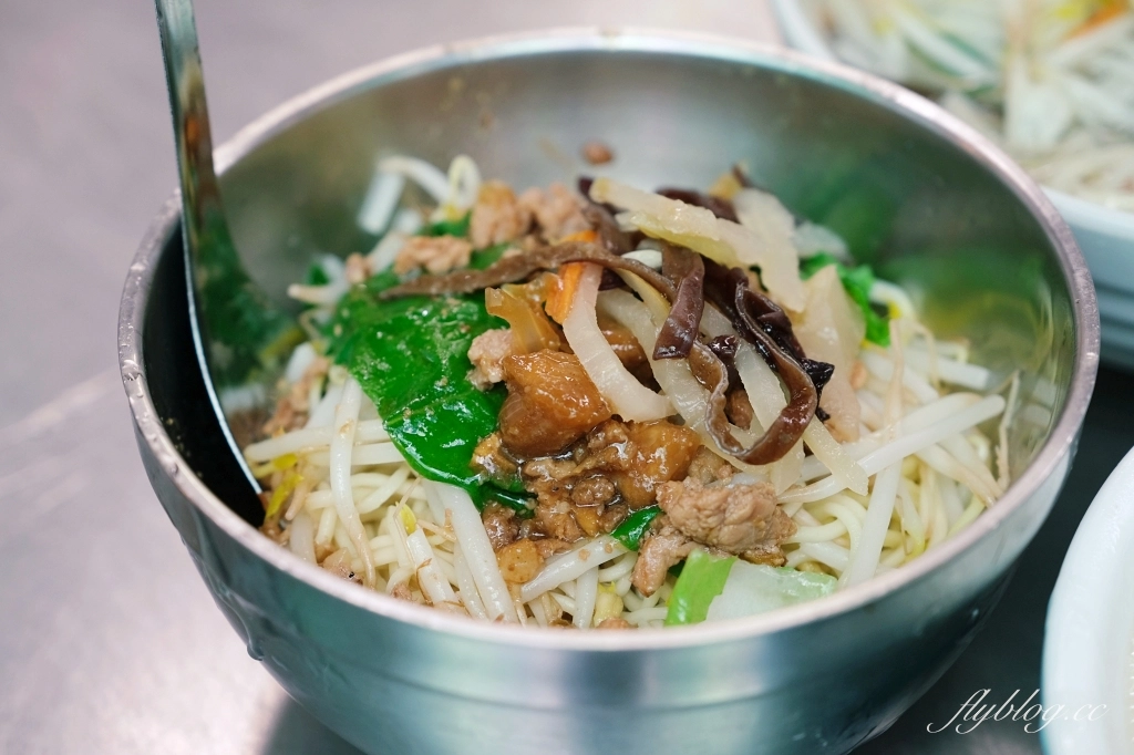 台中南區｜姊弟冷熱飲食，第三市場40年人氣老店，招牌辣椒小魚乾和三種冰必點 @飛天璇的口袋