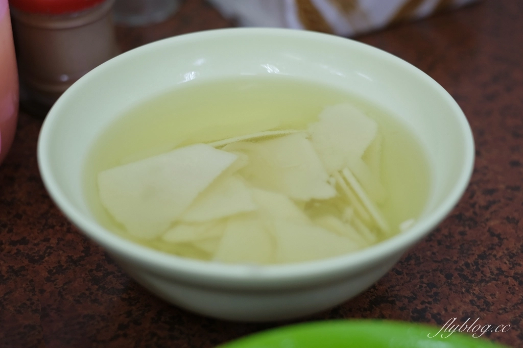 台中西區｜阿隆麵攤．向上市場超人氣銅板美食，台灣最接地氣的小吃麵攤 @飛天璇的口袋