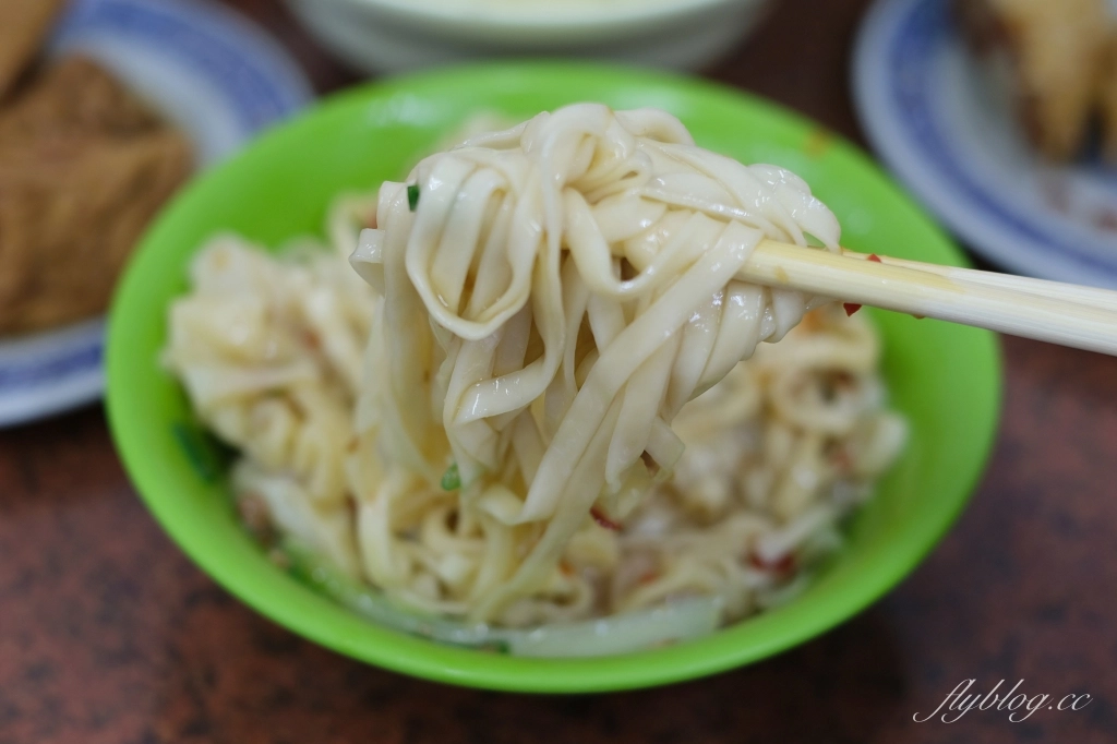 台中西區｜阿隆麵攤．向上市場超人氣銅板美食，台灣最接地氣的小吃麵攤 @飛天璇的口袋